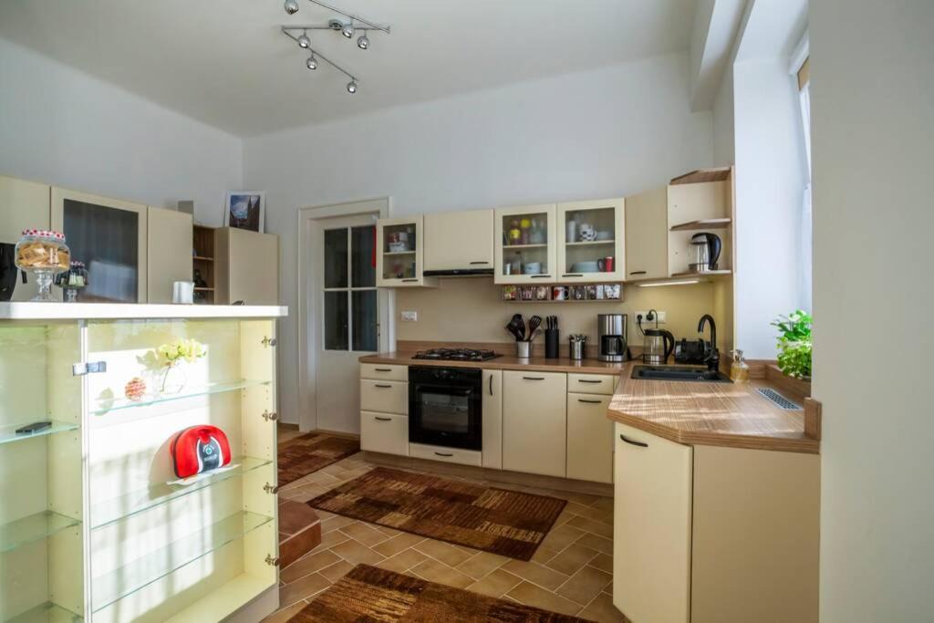 Luxury Air-Conditioned Family Apartment Spitalska Old Town Братислава Екстериор снимка