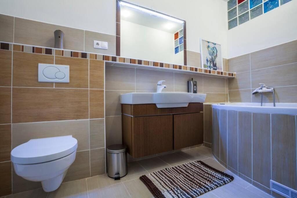 Luxury Air-Conditioned Family Apartment Spitalska Old Town Братислава Екстериор снимка